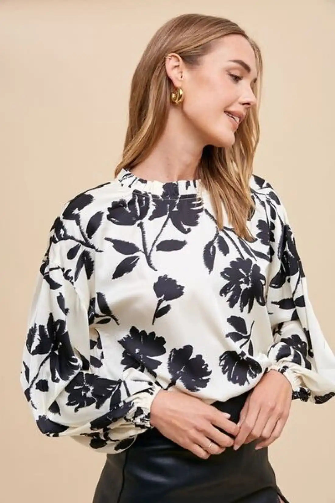 Floral print blouse.