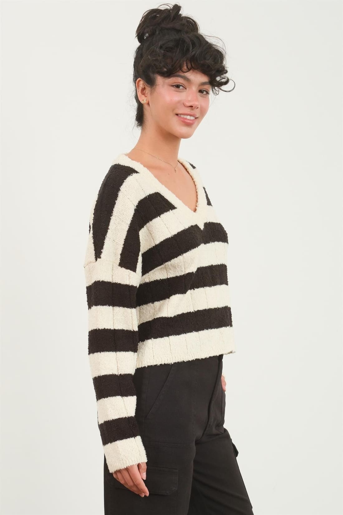 HYFVE Contrast Striped Cropped V-Neck Sweater | Sweaters & Cardigans