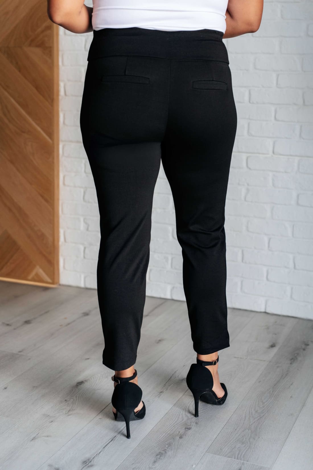 Magic Ankle Crop Skinny Pants in Black | pants