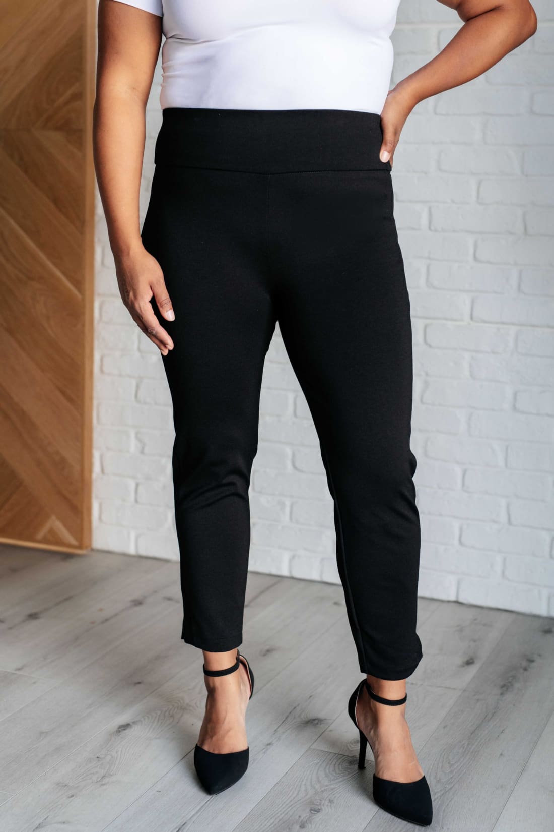 Magic Ankle Crop Skinny Pants in Black | pants