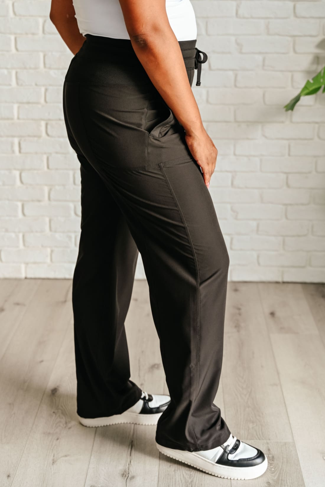 Runner’s High Drawstring Joggers in Black | Athleisure